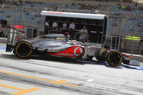 Jenson Button sale del 'box' de McLaren