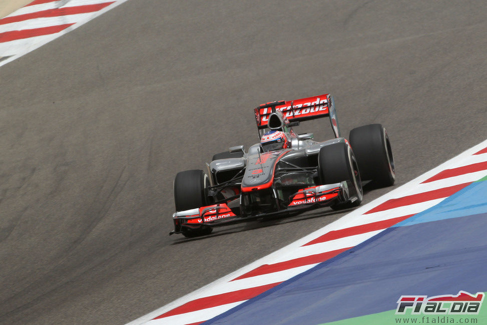 Jenson Button exprime su monoplaza en Sakhir