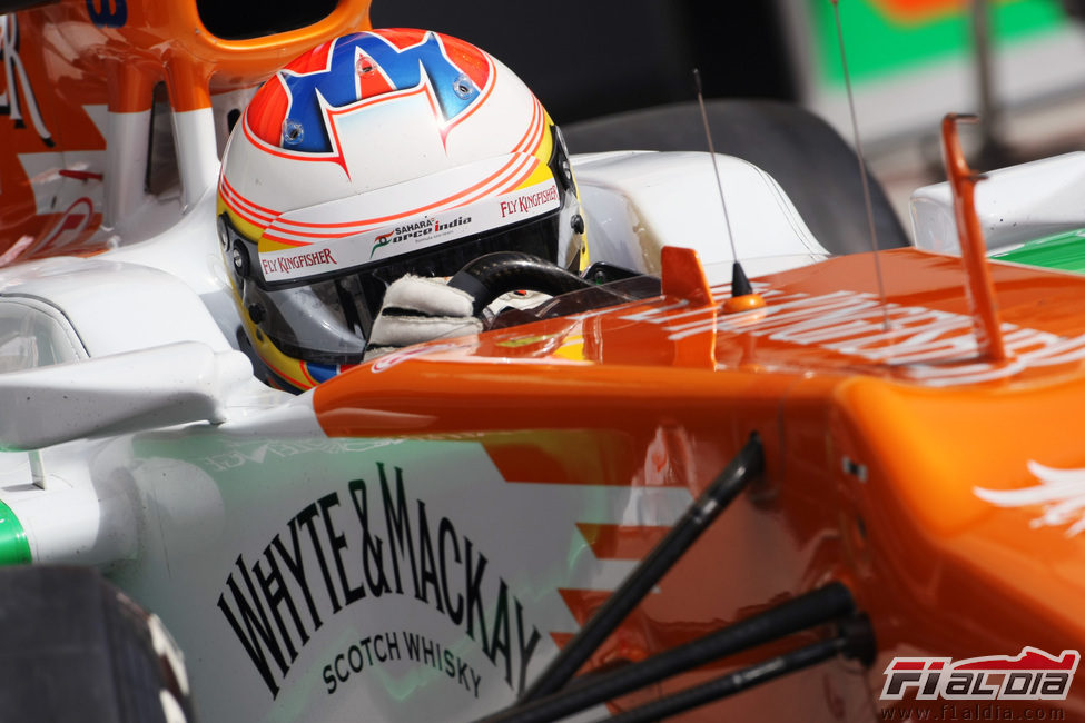 Paul di Resta completa un giro con su VJM05