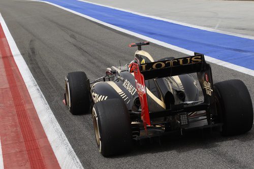 Kimi Räikkönen saliendo de boxes en la clasificación del GP de Baréin