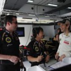 Romain Grosjean relajado en el box de Lotus