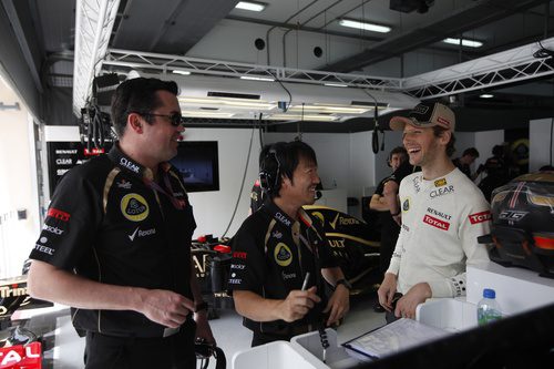 Romain Grosjean relajado en el box de Lotus