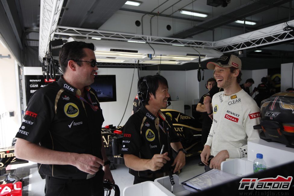 Romain Grosjean relajado en el box de Lotus