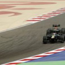 Los dos Caterham en la pista de Baréin.