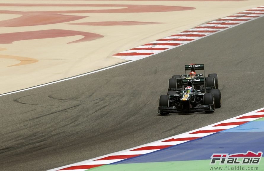 Los dos Caterham en la pista de Baréin.