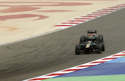 Los dos Caterham en la pista de Baréin.