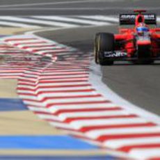 Timo Glock completando con su Marussia una vuelta en la sesión de clasificación del GP de Baréin