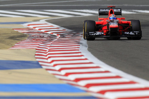 Timo Glock completando con su Marussia una vuelta en la sesión de clasificación del GP de Baréin