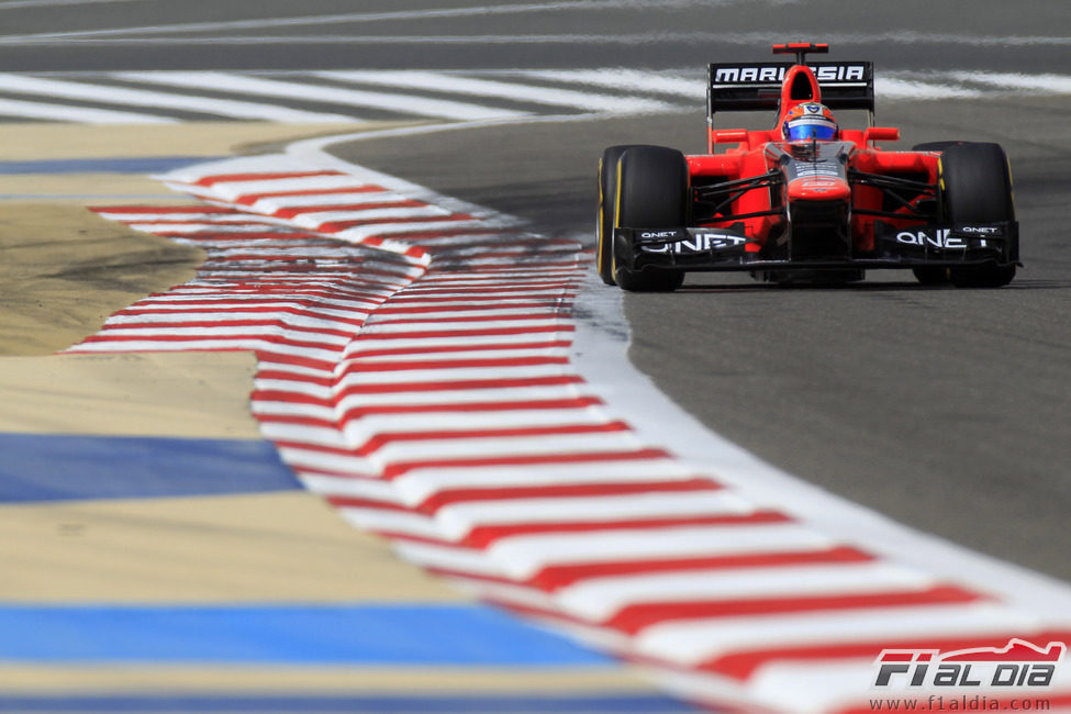 Timo Glock completando con su Marussia una vuelta en la sesión de clasificación del GP de Baréin