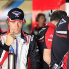 Charles Pic bebiendo un poco después de la clasificación en el GP de Baréin