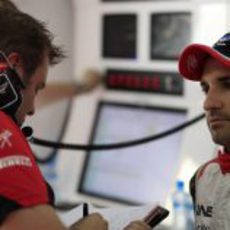 Timo Glock atendiendo lo que le dice uno de sus ingenieros