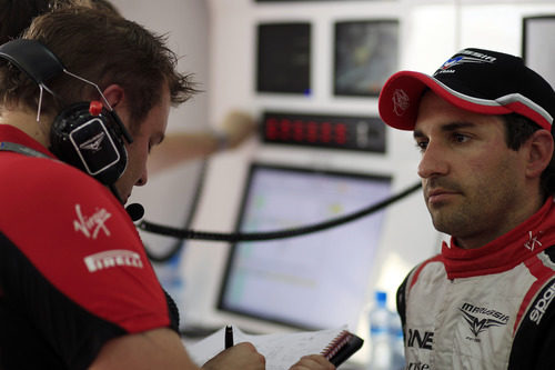 Timo Glock atendiendo lo que le dice uno de sus ingenieros