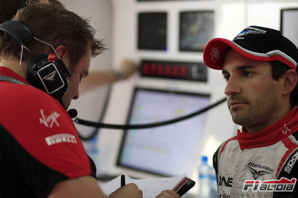 Timo Glock atendiendo lo que le dice uno de sus ingenieros