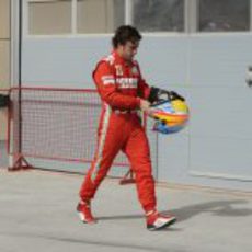 Fernando Alonso camina con su casco en la mano