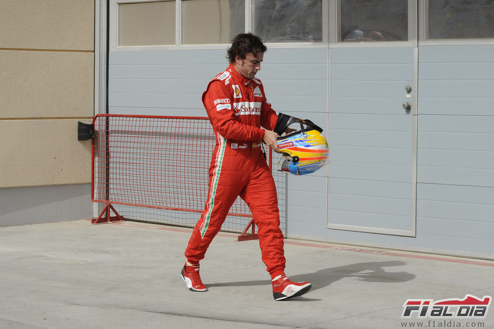 Fernando Alonso camina con su casco en la mano