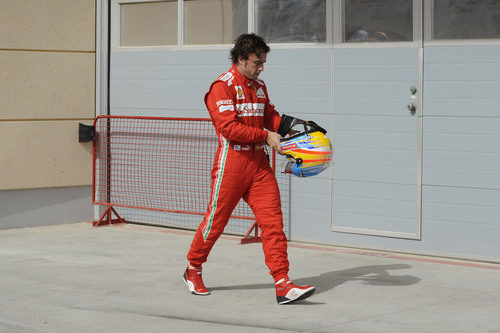Fernando Alonso camina con su casco en la mano
