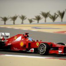 Fernando Alonso rueda en el circuito de Baréin