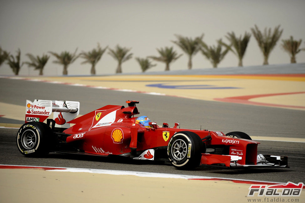 Fernando Alonso rueda en el circuito de Baréin