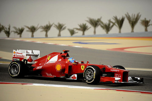 Fernando Alonso rueda en el circuito de Baréin