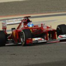 Fernando Alonso toma una curva en Baréin