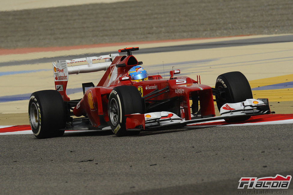 Fernando Alonso toma una curva en Baréin