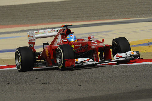 Fernando Alonso toma una curva en Baréin