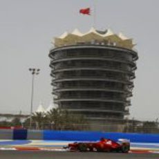 Fernando Alonso rueda con el F2012 en Baréin