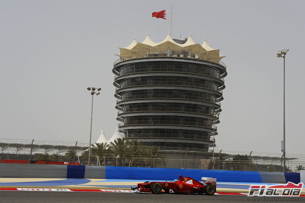 Fernando Alonso rueda con el F2012 en Baréin