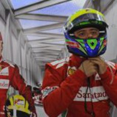 Felipe Massa se pone su casco