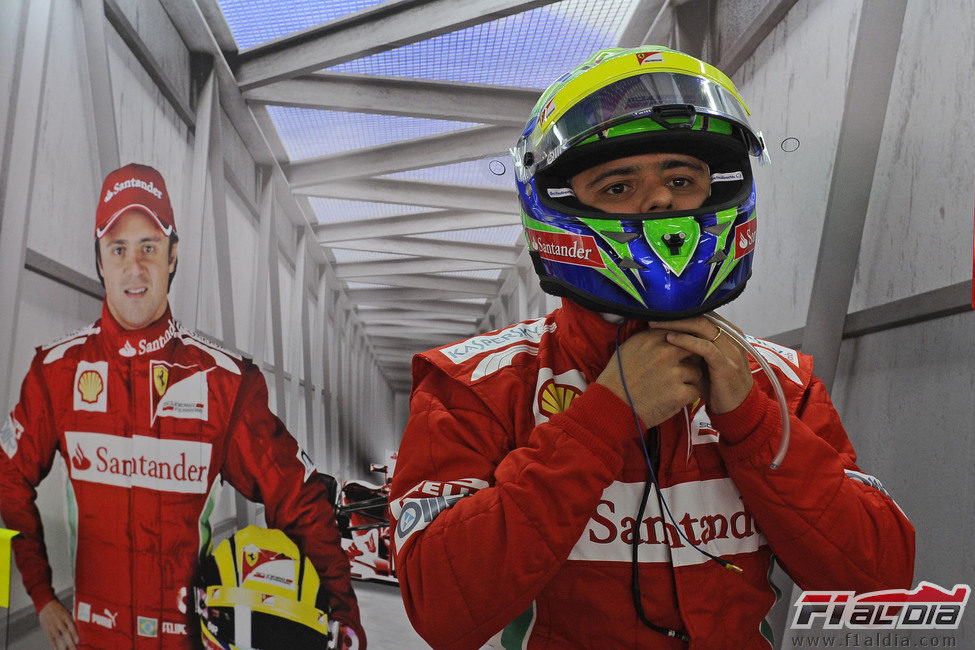 Felipe Massa se pone su casco