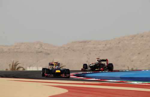 Sebastian Vettel y Kimi Räikkönen luchan en la pista de Baréin