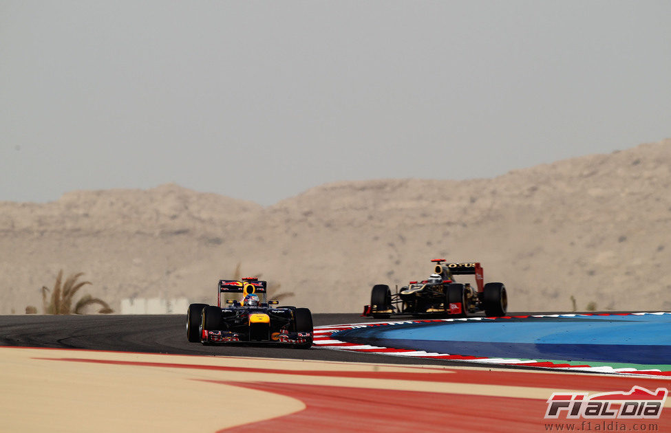 Sebastian Vettel y Kimi Räikkönen luchan en la pista de Baréin