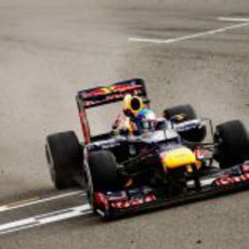 Sebastian Vettel cruza la línea de meta en el GP de Baréin