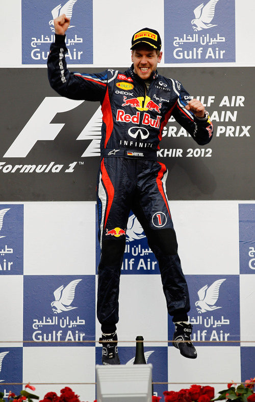 Vettel salta en el podio de Baréin