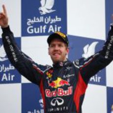 Sebastian Vettel levanta los brazos en el podio de Baréin