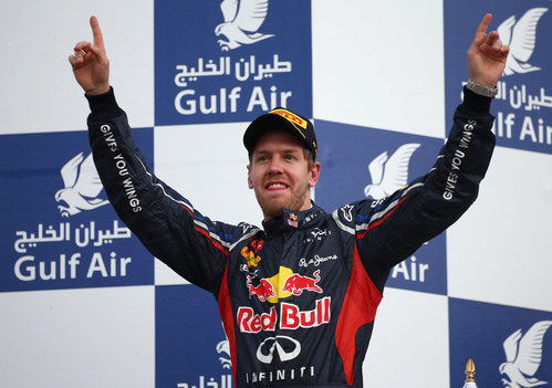 Sebastian Vettel levanta los brazos en el podio de Baréin