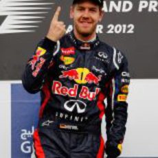 El dedo de Vettel en el podio de Sakhir