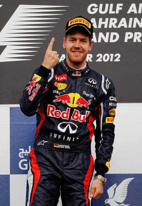 El dedo de Vettel en el podio de Sakhir