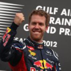 Puño en alto de Sebastian Vettel en Baréin