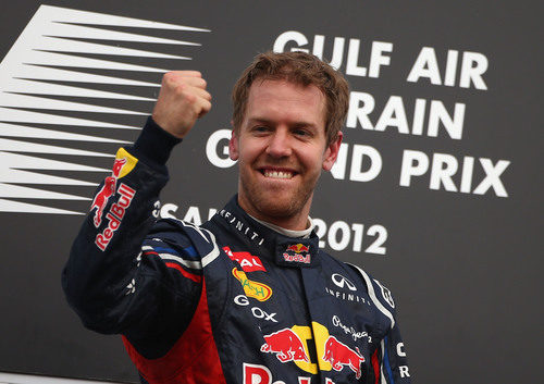 Puño en alto de Sebastian Vettel en Baréin