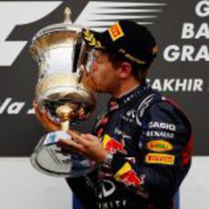 Sebastian Vettel besa su trofeo en el GP de Baréin 2012