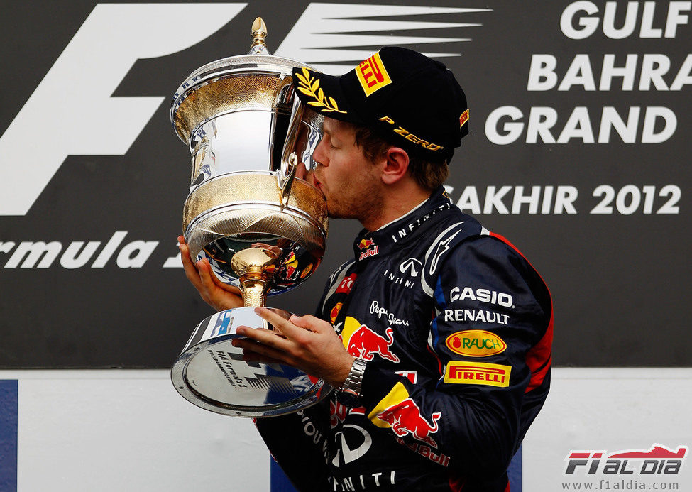 Sebastian Vettel besa su trofeo en el GP de Baréin 2012
