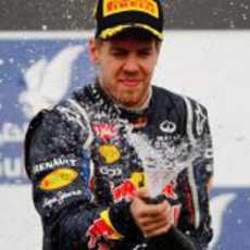 Vettel descorcha el champán en el podio de Baréin