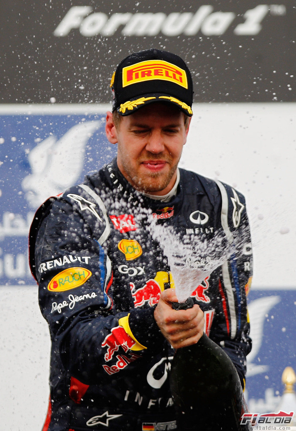 Vettel descorcha el champán en el podio de Baréin