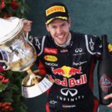 Sebastian Vettel con su trofeo y su botella de ganador