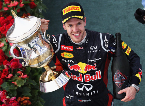 Sebastian Vettel con su trofeo y su botella de ganador