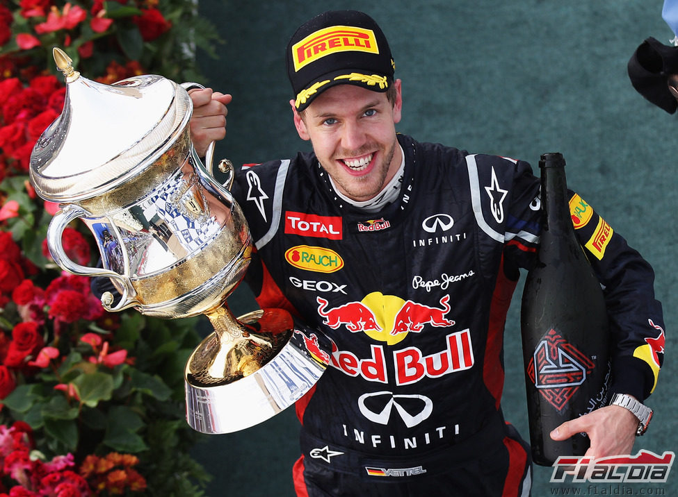 Sebastian Vettel con su trofeo y su botella de ganador