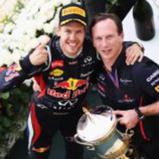 Sebastian Vettel y Christian Horner celebran la victoria en Baréin