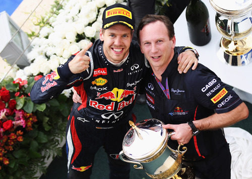 Sebastian Vettel y Christian Horner celebran la victoria en Baréin