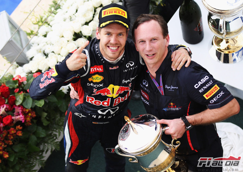 Sebastian Vettel y Christian Horner celebran la victoria en Baréin